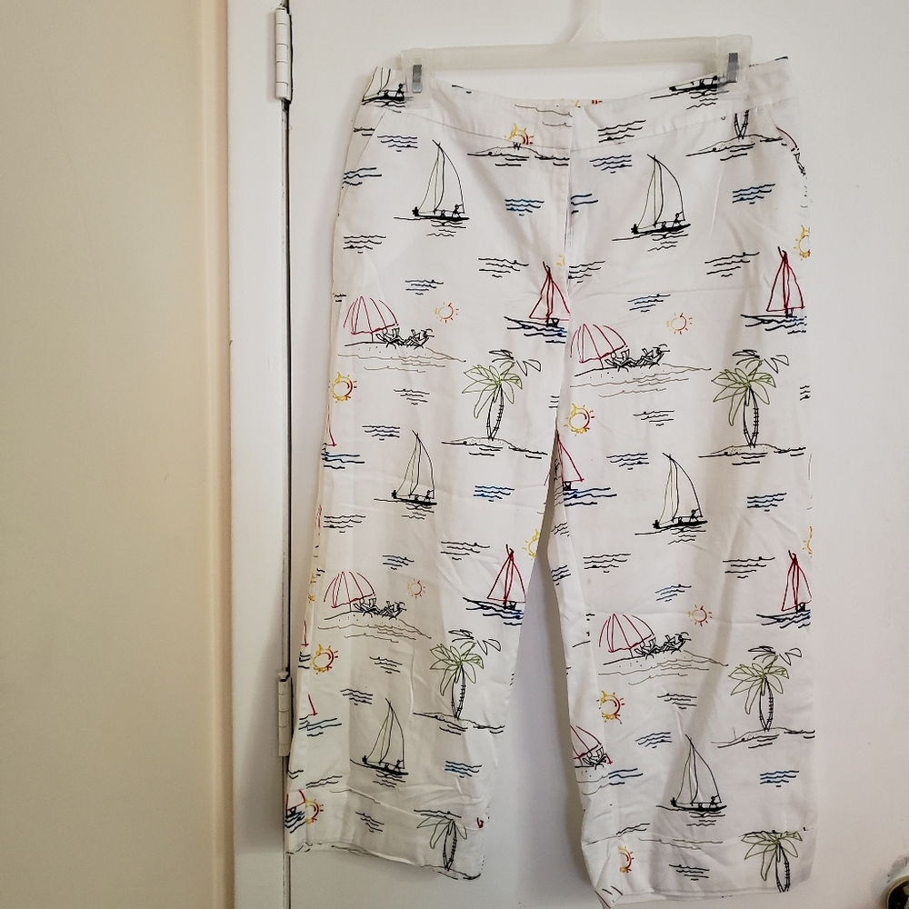 CHICO'S Capris pant, white color, gentle use, in good condition.